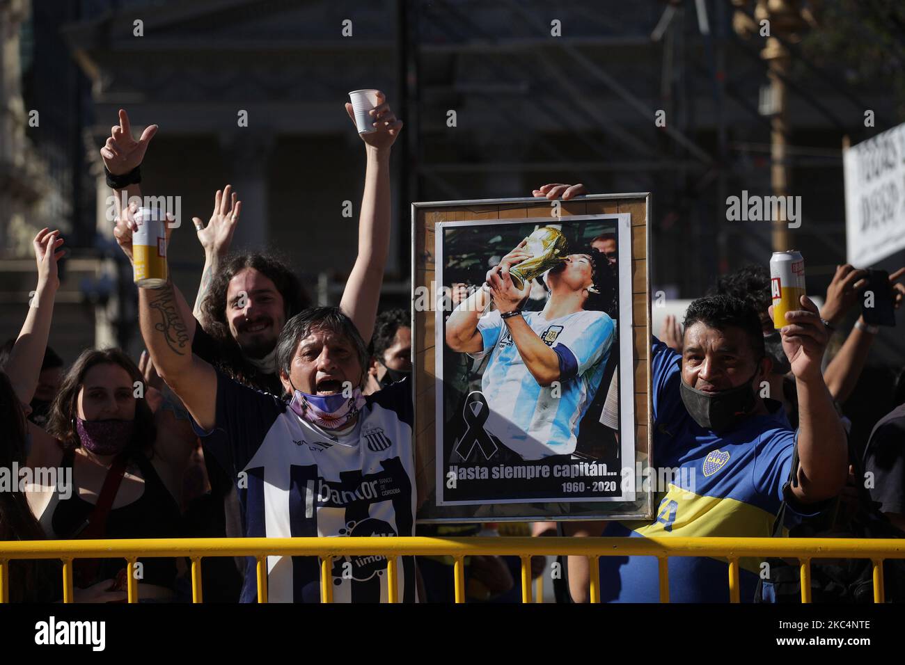 Thousands of people came to the Casa Rosada to see the coffin of Diego