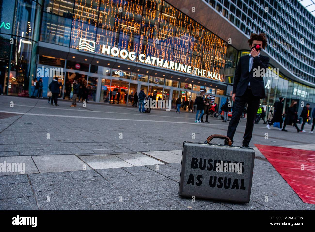 A climate activist clown is posing outside of the biggest shopping mall in The Netherlands during the 'Circus protest' against Black Friday, in Utrecht, on November 27th, 2020. (Photo by Romy Arroyo Fernandez/NurPhoto) Stock Photo