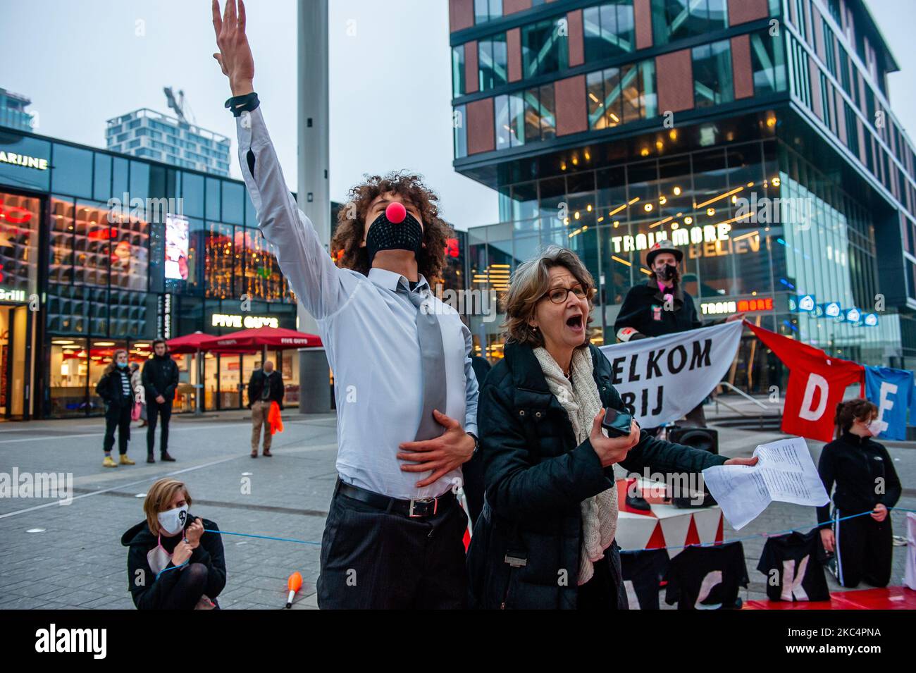 A woman is singing opera, outside of the biggest shopping mall in The Netherlands during the 'Circus protest' against Black Friday, in Utrecht, on November 27th, 2020. (Photo by Romy Arroyo Fernandez/NurPhoto) Stock Photo