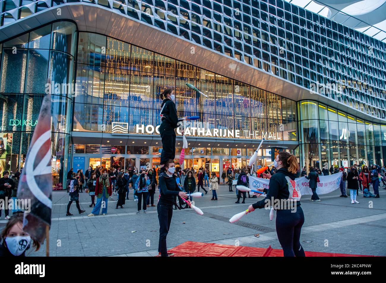 Climate acrobats are performing in front of the biggest shopping mall in The Netherlands during the 'Circus protest' against Black Friday, in Utrecht, on November 27th, 2020. (Photo by Romy Arroyo Fernandez/NurPhoto) Stock Photo