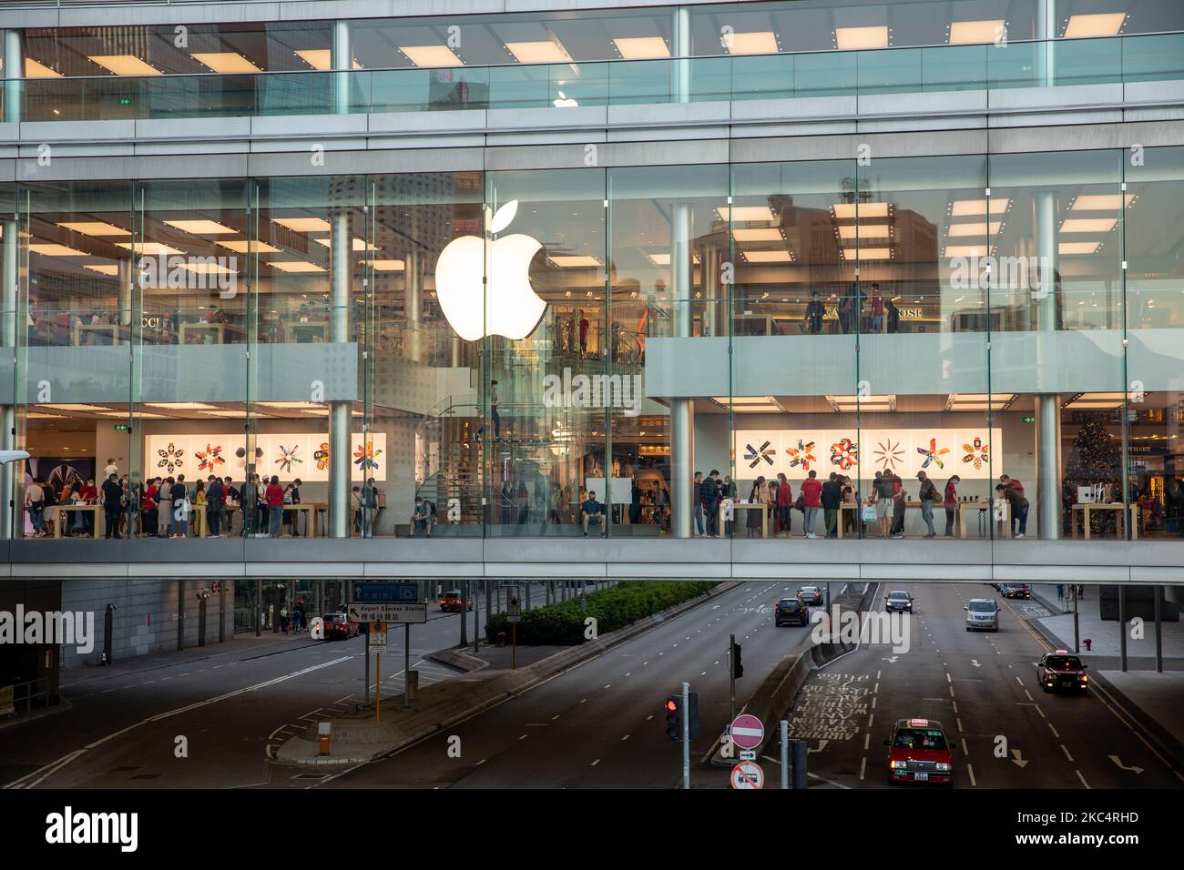 The Apple Store in the Internationa Finance Center in Central Hong Kong, China on Novemeber 22, 2020 after the launch of the new iPhone 12 range. (Photo by Simon Jankowski/NurPhoto) Stock Photo