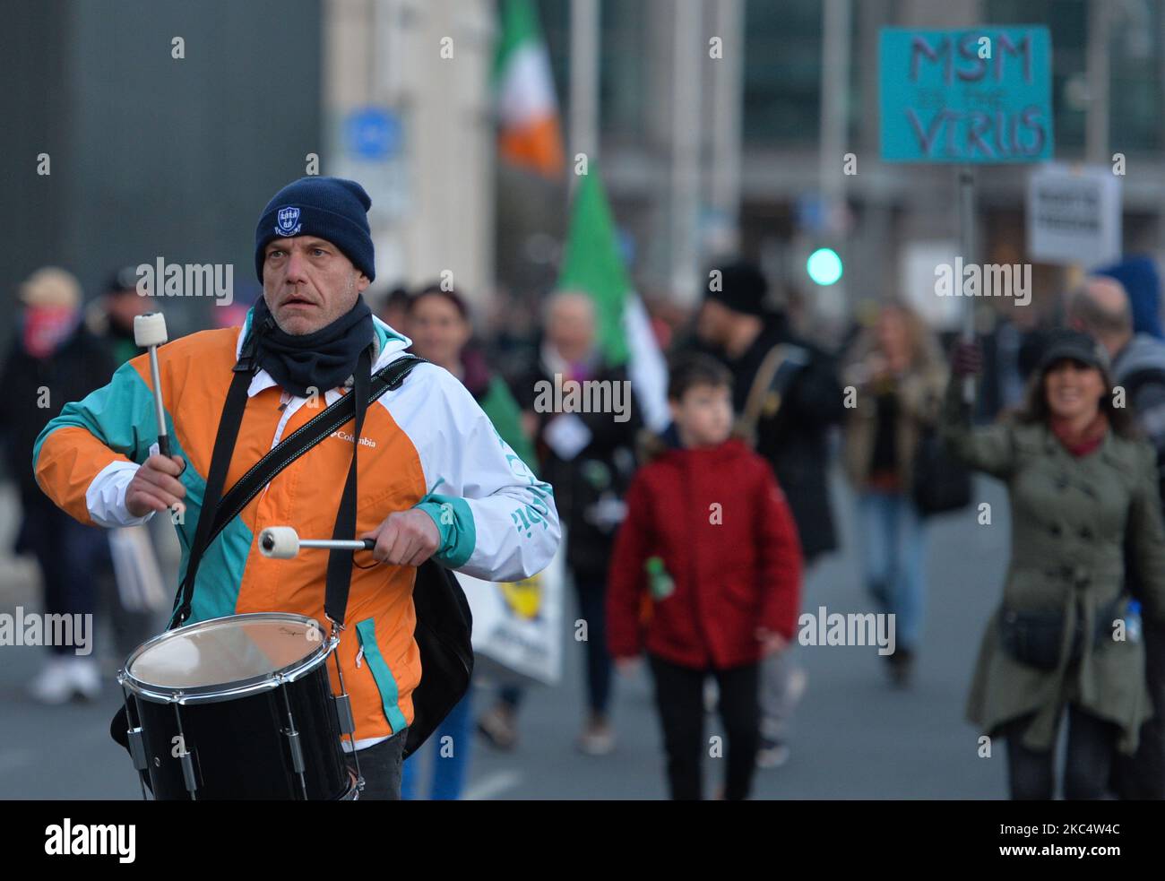 Members and supporters of the Irish Freedom Party during an anti-vaccination and anti-lockdown rally outside the Custom House, on day 39 of the nationwide Level 5 lockdown. On Saturday, November 28, 2020, in Dublin, Ireland. (Photo by Artur Widak/NurPhoto) Stock Photo