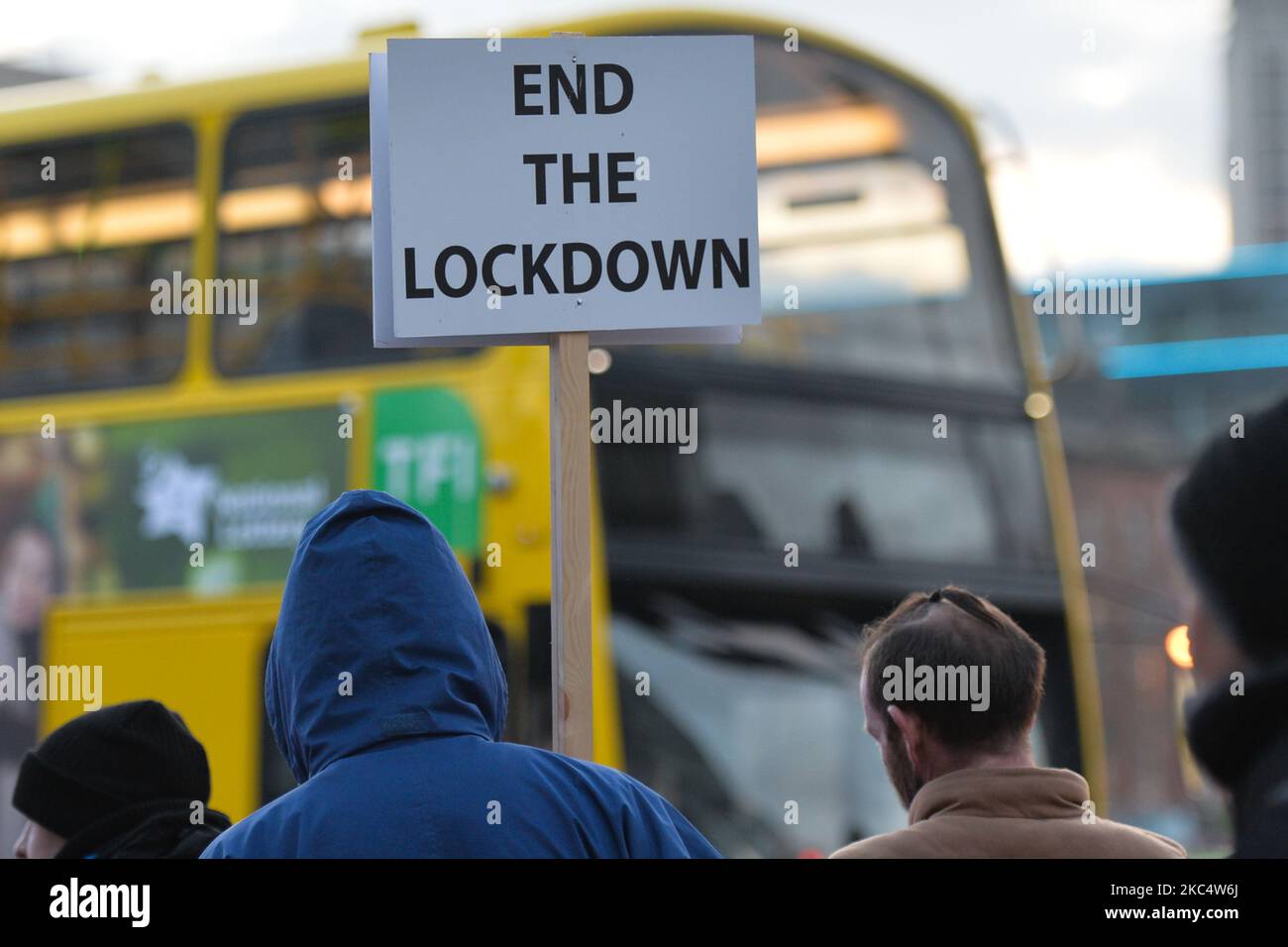 A protester carries 'End The Lockdown' placard during the Irish Freedom Party during an anti-vaccination and anti-lockdown rally outside the Custom House, on day 39 of the nationwide Level 5 lockdown. On Saturday, November 28, 2020, in Dublin, Ireland. (Photo by Artur Widak/NurPhoto) Stock Photo