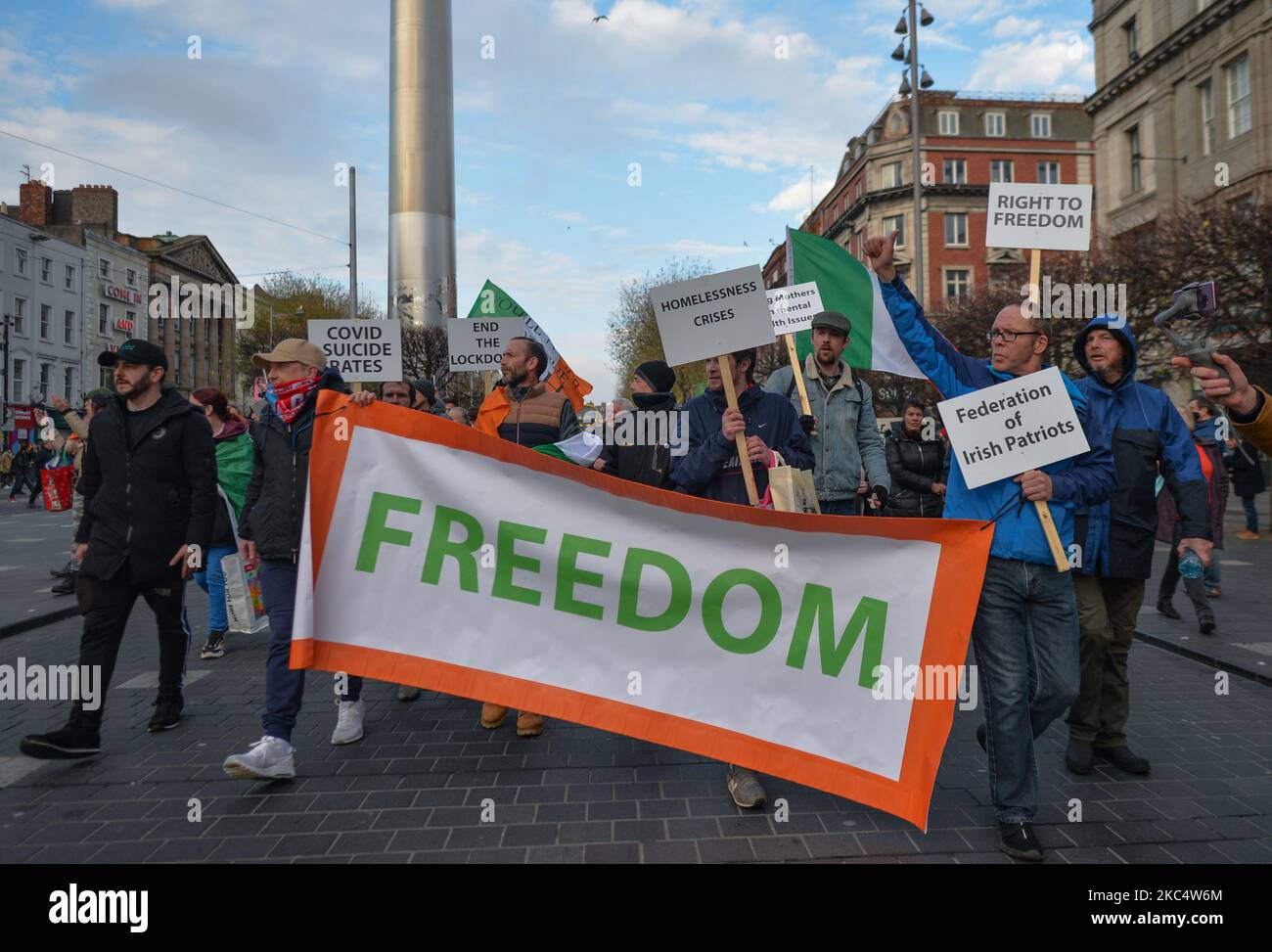 Freedom Health Ireland protesters carry 'Freedom' banner on O'Connell Street during an anti-lockdown protest, as they walk to join the Irish Freedom Party anti-vaccination and anti-lockdown rally, on day 39 of the nationwide Level 5 lockdown. On Saturday, November 28, 2020, in Dublin, Ireland. (Photo by Artur Widak/NurPhoto) Stock Photo