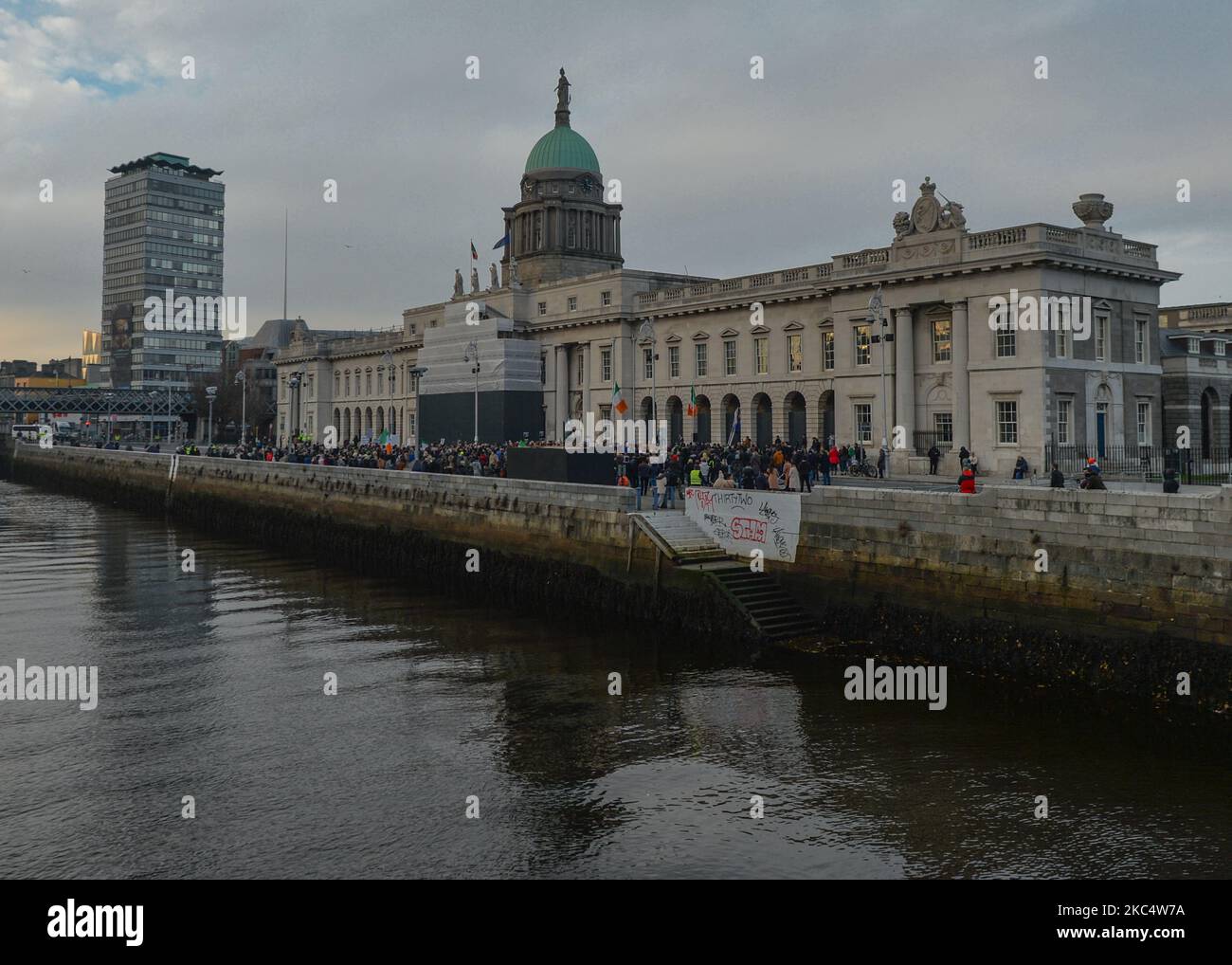 Members and supporters of the Irish Freedom Party during an anti-vaccination and anti-lockdown rally outside the Custom House, on day 39 of the nationwide Level 5 lockdown. On Saturday, November 28, 2020, in Dublin, Ireland. (Photo by Artur Widak/NurPhoto) Stock Photo