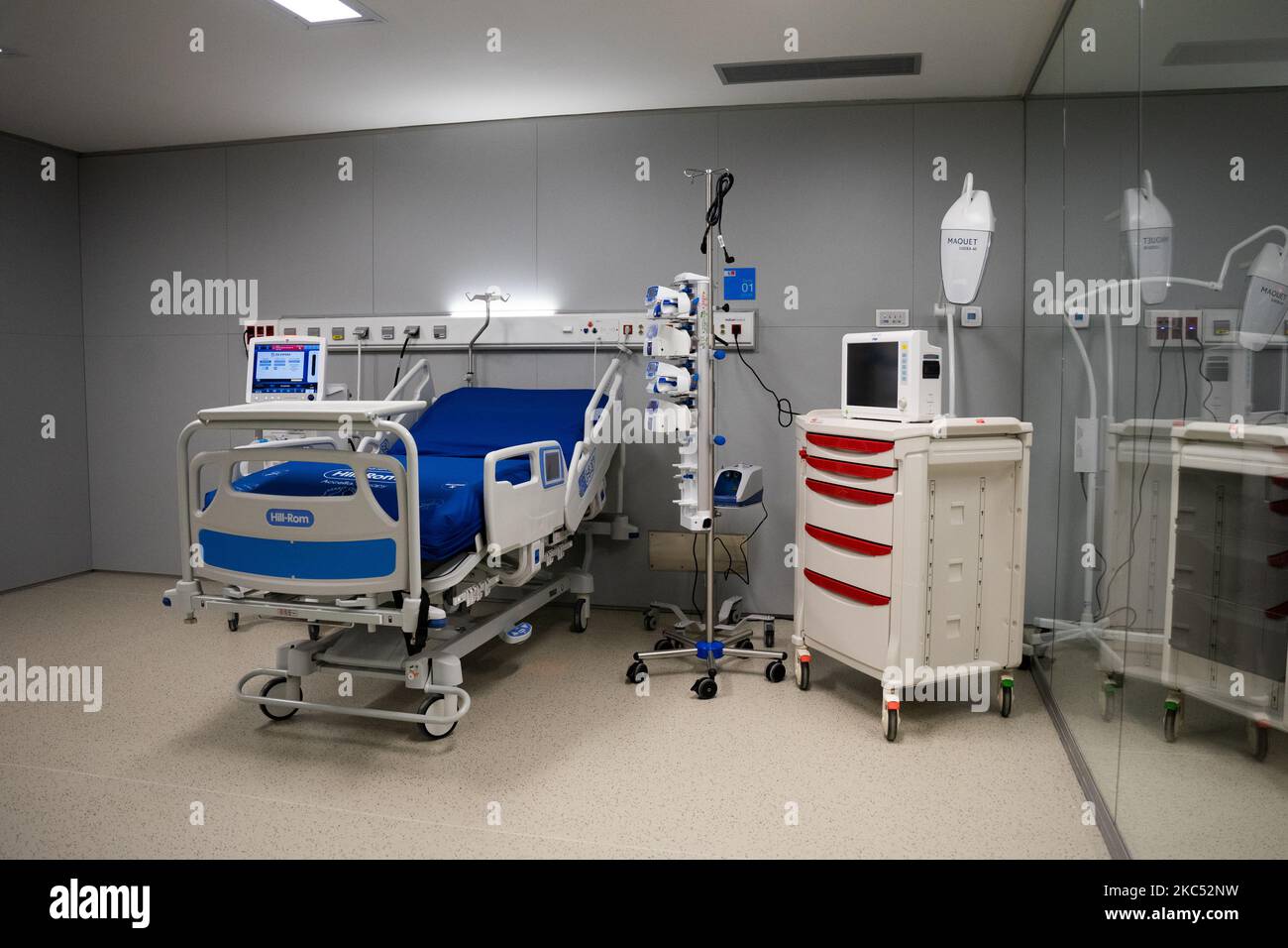 Intensive care bed (ICU) of the new Hospital Nurse Isabel Zendal in the Valdebebas neighborhood, at its inauguration on December 1, 2020 in Madrid, Spain. The new hospital built against the clock with a current cost of approximately 100 million euros exceeding the 50 million euros budgeted from the beginning, for pandemics or health emergencies, the hospital still lacks enough medical staff, and is still unfinished. (Photo by Jon Imanol Reino/NurPhoto) Stock Photo