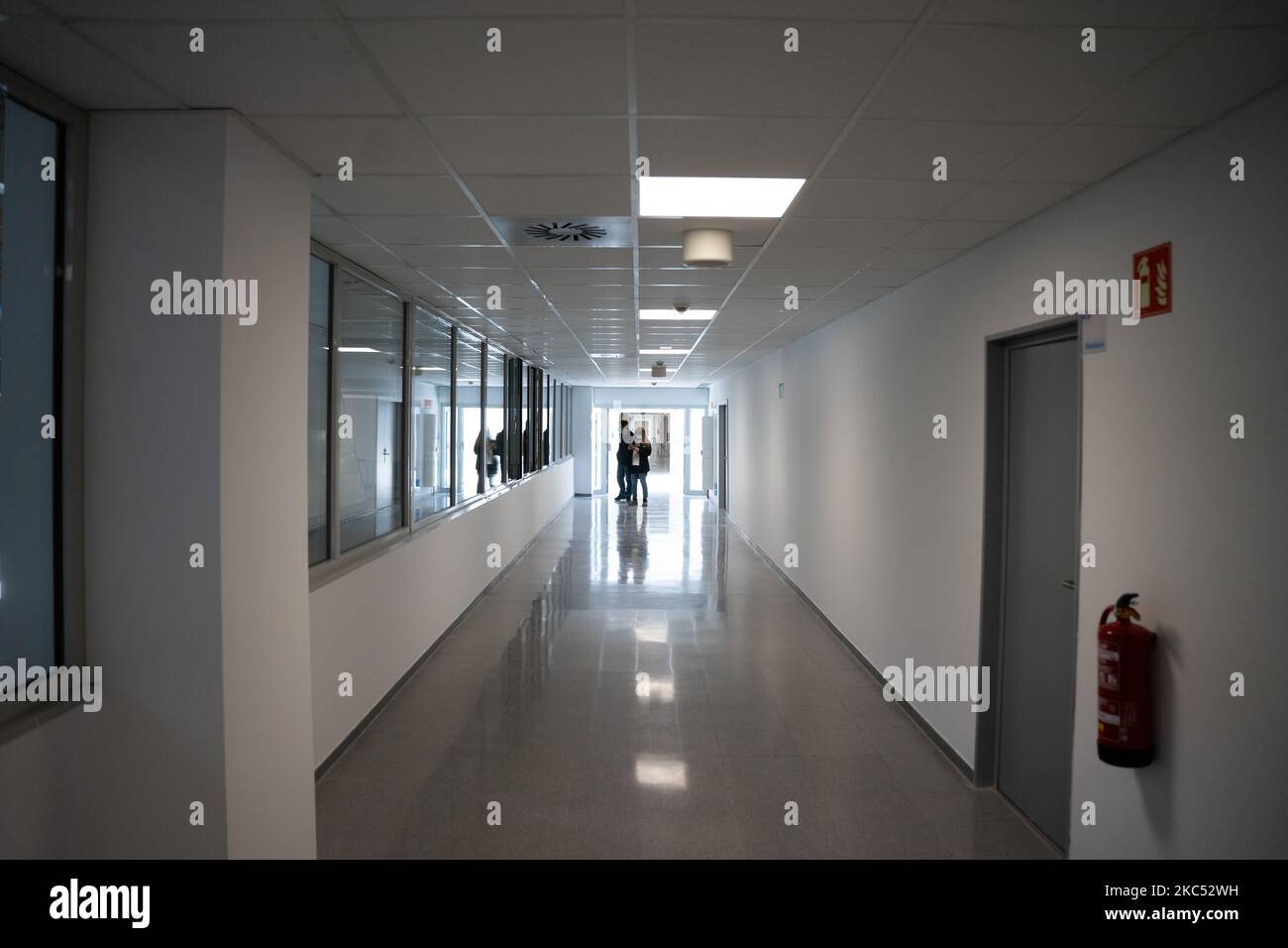 La comunidad de Madrid inaugura el nuevo Hospital Enfermera Isabel Zendal en el barrio de Valdebebas, el 1 de diciembre de 2020 en Madrid, España. El nuevo hospital construido a contrarreloj con un coste actual de aproximadamente 100 millones de euros superando los 50 millones de euros presupuestados de inico, para pandemias o emergencias sanitarias, el hospital aún carece de suficiente personal médico, y está aún sin terminar. (Photo by Jon Imanol Reino/NurPhoto) Stock Photo