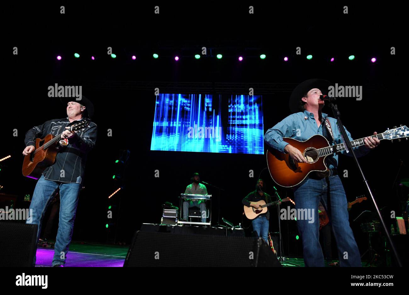 November 3, 2022, Norfolk, Virginia, USA: CLAY WALKER and TRACY LAWERANCE  brings some country to the Chartway Arena at Old Dominion University in Norfolk, Virginia on 3 November 2022.Photo..Â©Jeff Moore (Credit Image: © Jeff Moore/ZUMA Press Wire) Stock Photo