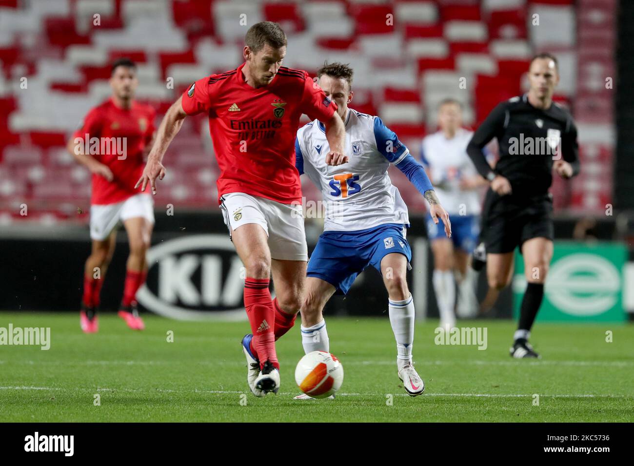 Jan Vertonghen of SL Benfica (L) vies with Jan Sykora of Lech Poznan during the UEFA Europa League Group D football match between SL Benfica and Lech Poznan at the Luz stadium in Lisbon, Portugal on December 3, 2020. (Photo by Pedro FiÃºza/NurPhoto) Stock Photo