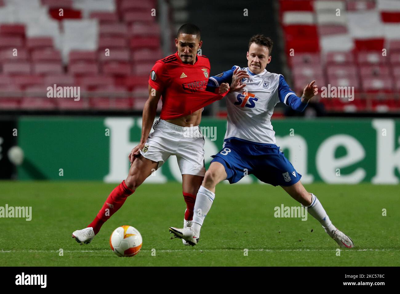 Gilberto of SL Benfica (L) vies with Jan Sykora of Lech Poznan during the UEFA Europa League Group D football match between SL Benfica and Lech Poznan at the Luz stadium in Lisbon, Portugal on December 3, 2020. (Photo by Pedro FiÃºza/NurPhoto) Stock Photo