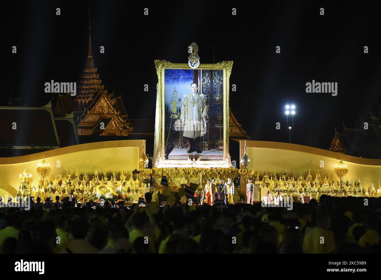 Thai King Maha Vajiralongkorn, next to Thai Queen Suthida, Thai Princess Bajrakitiyabha, Thai Princess Sirivannavari Nariratana, and Thai royal consort Sineenat Wongvajirapakdi, preside over a ceremony hold a candles in remembrance of late Thai King Bhumibol Adulyadej's birthday anniversary at Sanam Luang in Bangkok, Thailand, 05 December 2020. (Photo by Anusak Laowilas/NurPhoto) Stock Photo