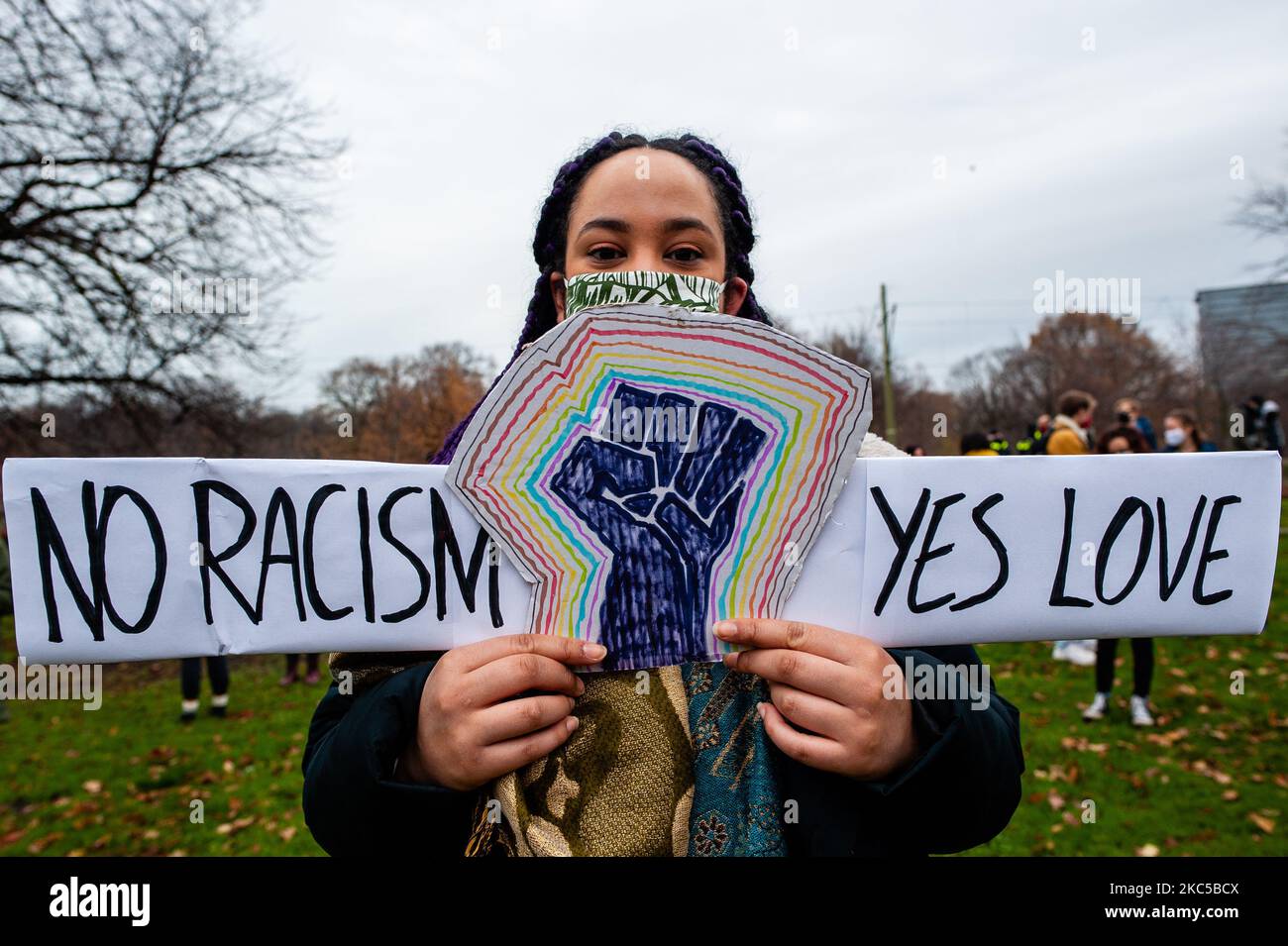 A Black woman is holding a placard in front of her against racism, during the demonstration against racism and extreme right-wing intimidation, in The Hague, on December 6th, 2020. (Photo by Romy Arroyo Fernandez/NurPhoto) Stock Photo