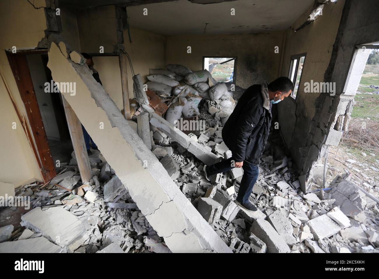Members of the Palestinian civil defence inspect of a house east of Gaza City on December 15, 2020 following Israeli artillery shelling. (Photo by Majdi Fathi/NurPhoto) Stock Photo