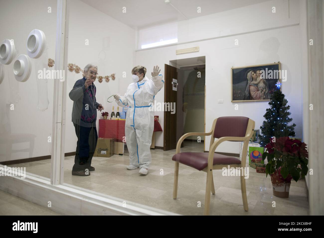 Portrait of family members embracing during Covid-19, in the Rsa (Residenze Sanitarie Assistenziali) of Rocca di Mezzo, in L'Aquila, Italy, on 22 December 2020. (Photo by Andrea Mancini/NurPhoto) Stock Photo
