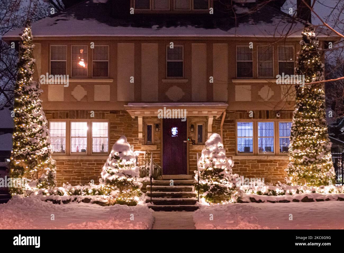 House decorated with lights for Christmas in Toronto, Canada, on December 25, 2020 (Photo by Anatoliy Cherkasov/NurPhoto) Stock Photo