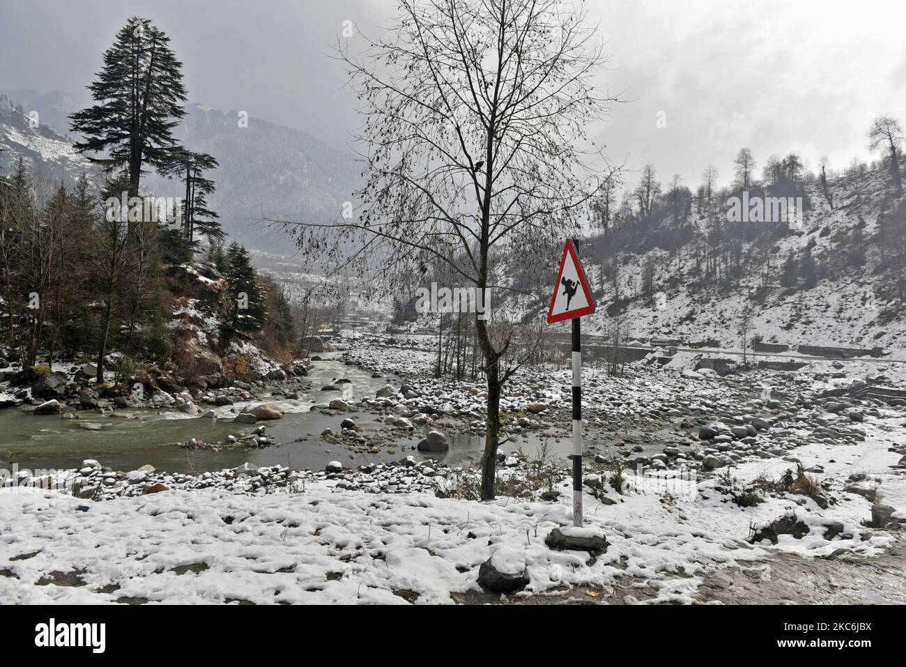 Snowfall in Himachal Pradesh, India, 28 December, 2020. Several roads in Manali and Shimla were blocked due to heavy snowfall. Kufri in Shimla district witnessed 30 cm of snowfall, followed by 32 cm in Dalhousie of Chamba district, 14 cm in Manali of Kullu district and nine cm in Shimla city, according to the Meteorological department, Shimla. (Photo by Indranil Aditya/NurPhoto) Stock Photo