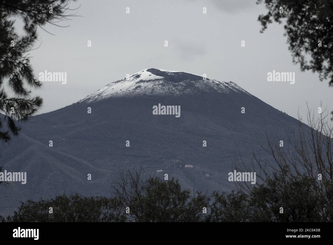First snowfalls over the Vesuvius and the Monti Lattari, on December 28,  2020 a mountain range in Campania, southern Italy, which constitutes the  backbone of the Sorrentine peninsula. (Photo by Fabio Burrelli/NurPhoto