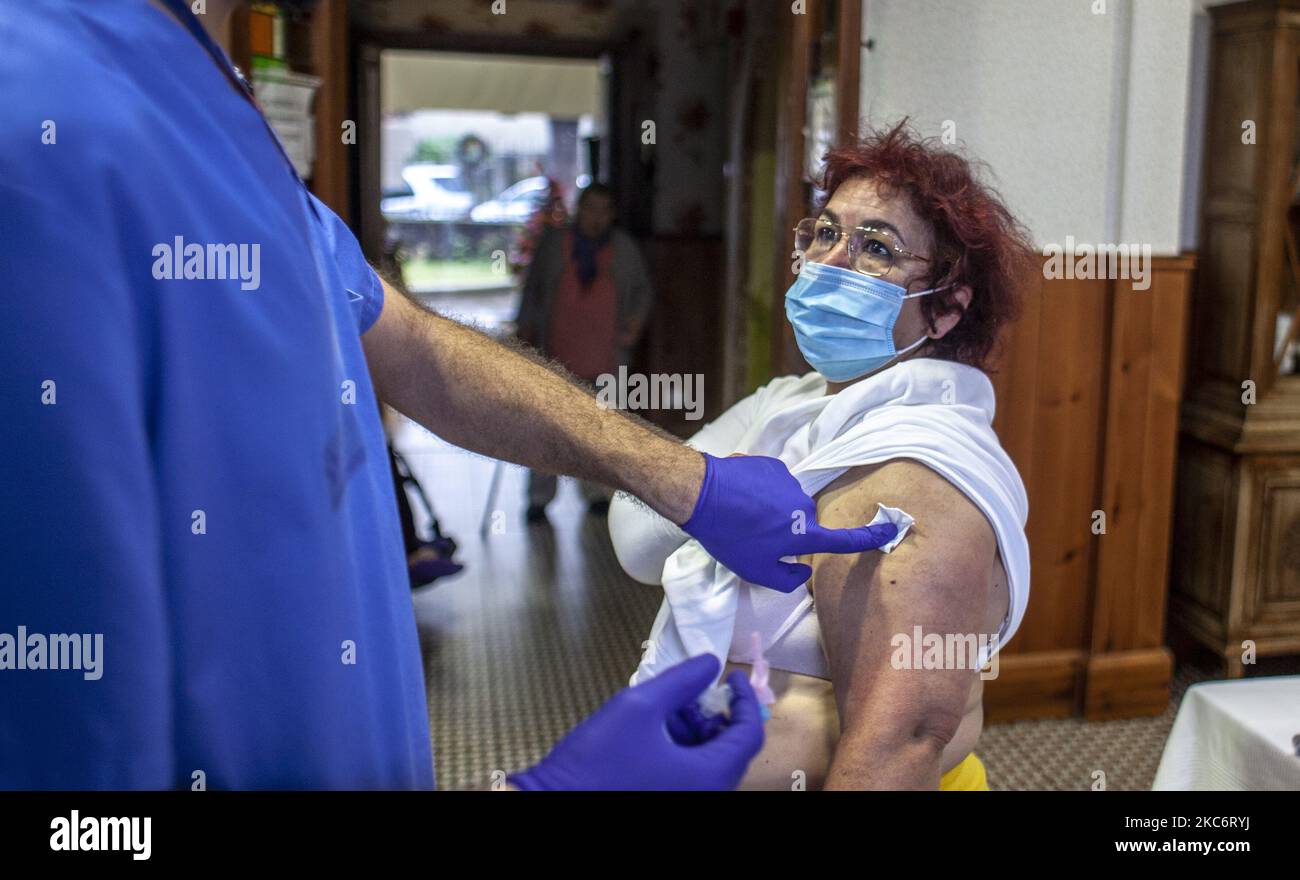 A woman receives the vaccine at the Llano Ponte residence, in Norena, Asturias, Spain, on January 1, 2021. Thus begins the first of the three stages established for the vaccinations against coronavirus in the National Vaccination Strategy, in which the four prioritized groups are: residents and health and social health personnel in residences for the elderly and disabled; front-line health personnel; other health and social health personnel and large non-institutionalized dependents. (Photo by Alvaro Fuente/NurPhoto) Stock Photo