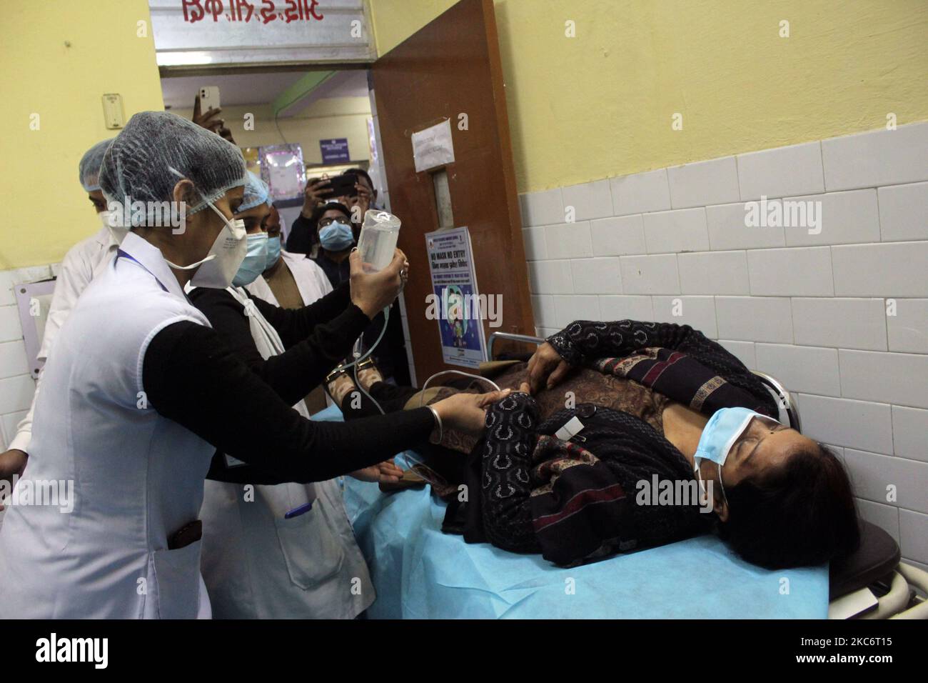 Healthcare workers participate in a mock drill in case of emergency during dry run for Covid-19 coronavirus vaccine delivery at a healthcare centre in New Delhi, India on January 2, 2021. (Photo by Mayank Makhija/NurPhoto) Stock Photo