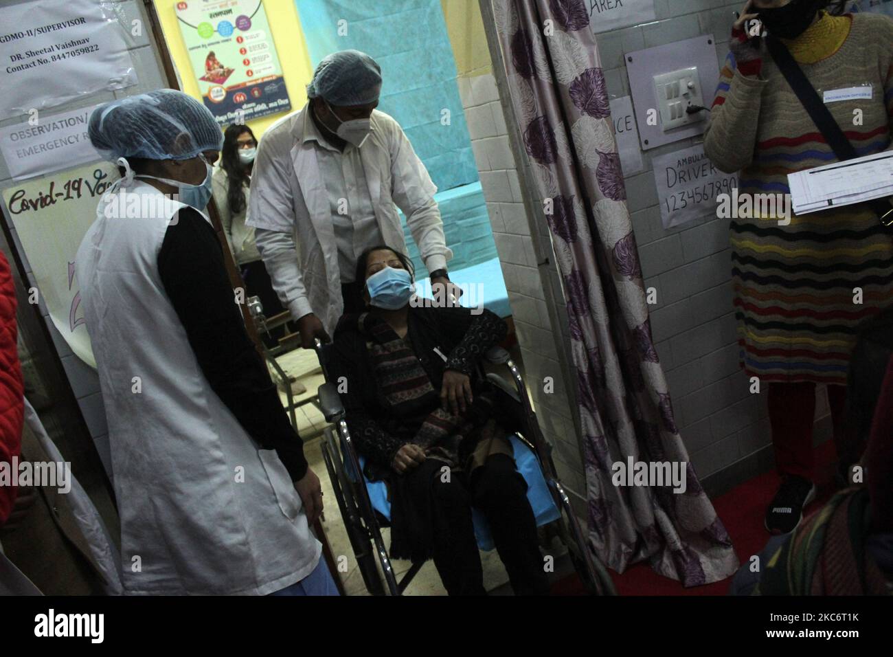 Healthcare workers participate in a mock drill in case of emergency during dry run for Covid-19 coronavirus vaccine delivery at a healthcare centre in New Delhi, India on January 2, 2021. (Photo by Mayank Makhija/NurPhoto) Stock Photo