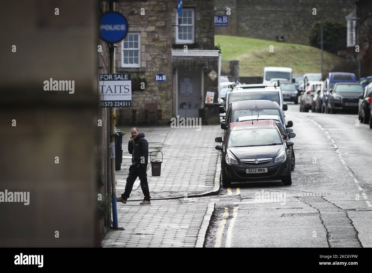 Members of the public in Jedburgh High Street as schools and non-essential shops are closed as part of country wide measures to stem the spread of the new variant of coronavirus on January 05, 2021 in Jedburgh, Scotland. Scottish First Minister, Nicola Sturgeon, announced strict lockdown measures ordering people to stay at home and to only leave the house for basic food shopping and essential travel to and from work. (Photo by Ewan Bootman/NurPhoto) Stock Photo