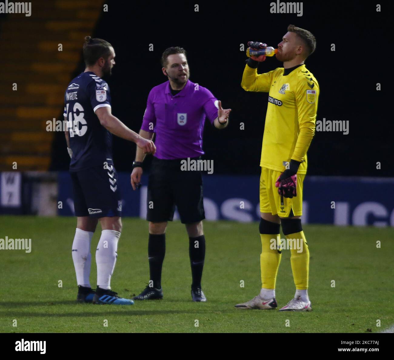 Referee C Polland having a word with Mark Oxley of Southend United during Sky Bet League Two between Southend United and Barrow FC at Roots Hall Stadium , Southend, UK on 09th January 2021 (Photo by Action Foto Sport/NurPhoto) Stock Photo
