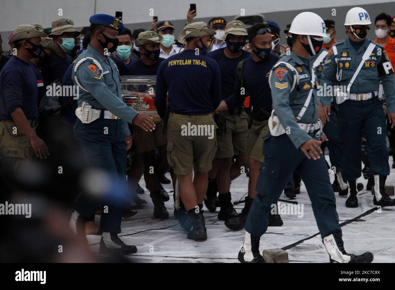 Indonesian Navy divers carry the Flight Data Recorder (FDR) of crashed Sriwijaya Air Fliight SJ182 after recovered from the crash site, at port of Tanjung Priok, North Jakarta, on January 12, 2021. The Sriwijaya Air flight SJ182 with 62 peoples on board are crash into the water of Jakarta coast mintues after take of from Soekarno-Hatta International Airport on January, 9. (Photo by Aditya Irawan/NurPhoto) Stock Photo