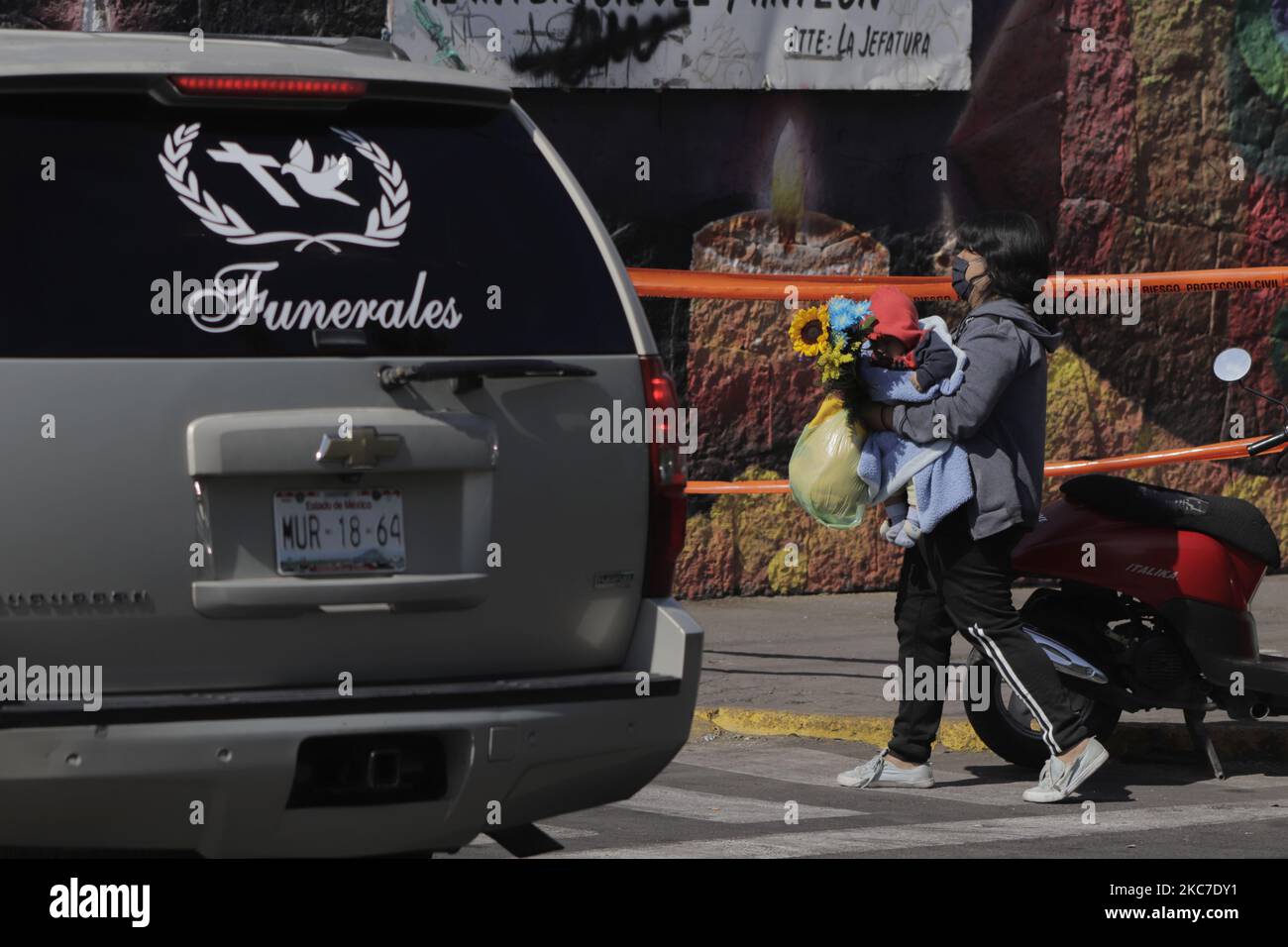 Mexican funeral flowers hi-res stock photography and images - Alamy