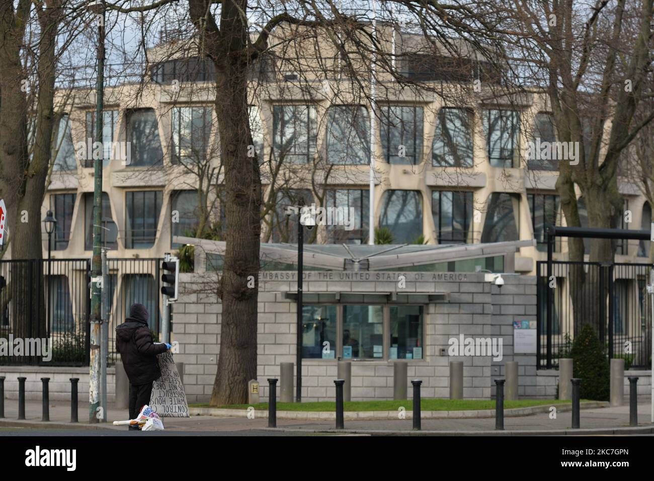 A one-man protest outside the U.S. Embassy in Dublin during Level 5 Covid-19 lockdown. On Friday, 15 January, 2021, in Dublin, Ireland. (Photo by Artur Widak/NurPhoto) Stock Photo