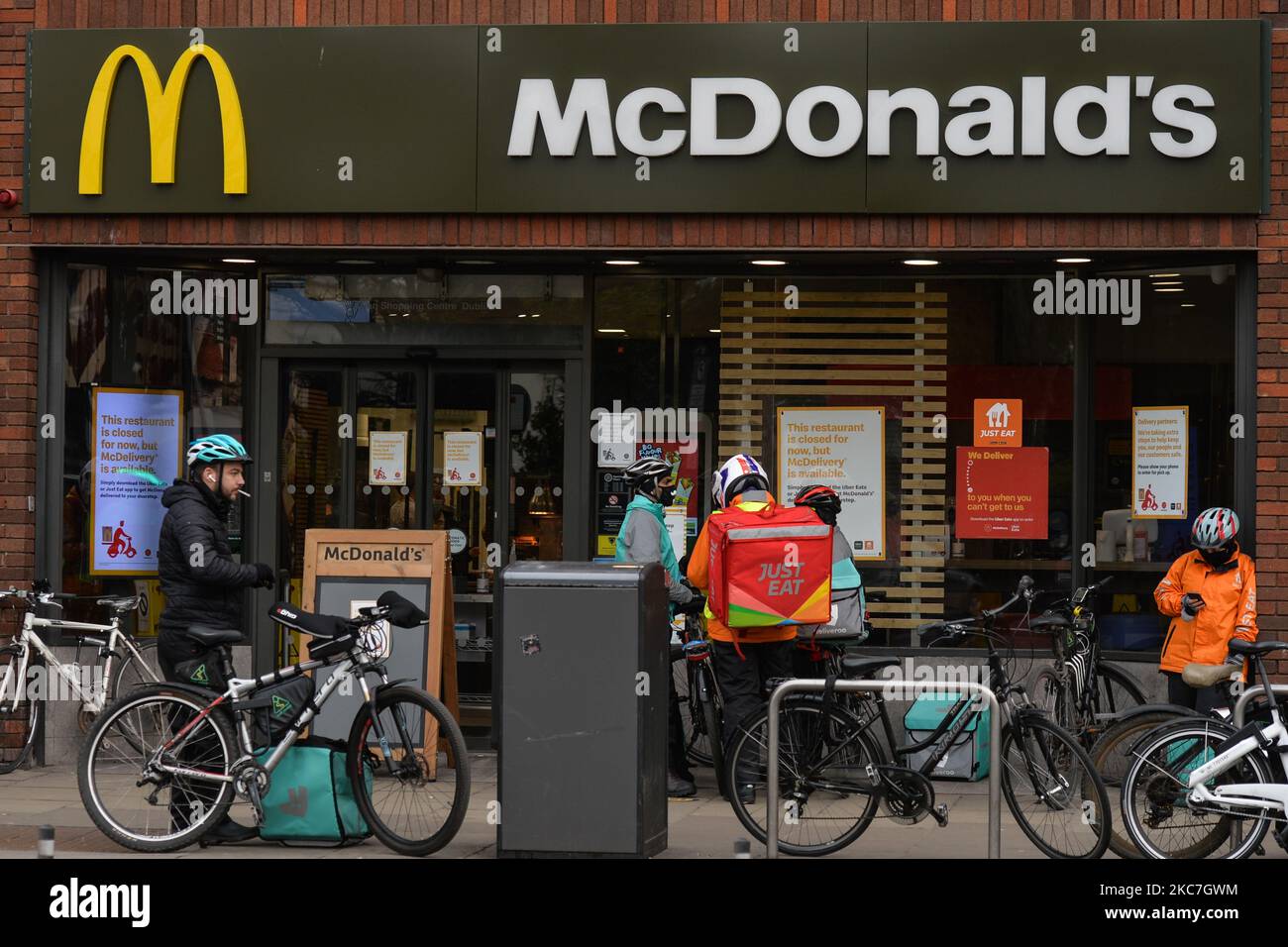 Just Eat and Deliveroo food delivery couriers seen waiting outside Mc Donalds in Rathmines during Level 5 Covid-19 lockdown. On Friday, 15 January, 2021, in Dublin, Ireland. (Photo by Artur Widak/NurPhoto) Stock Photo