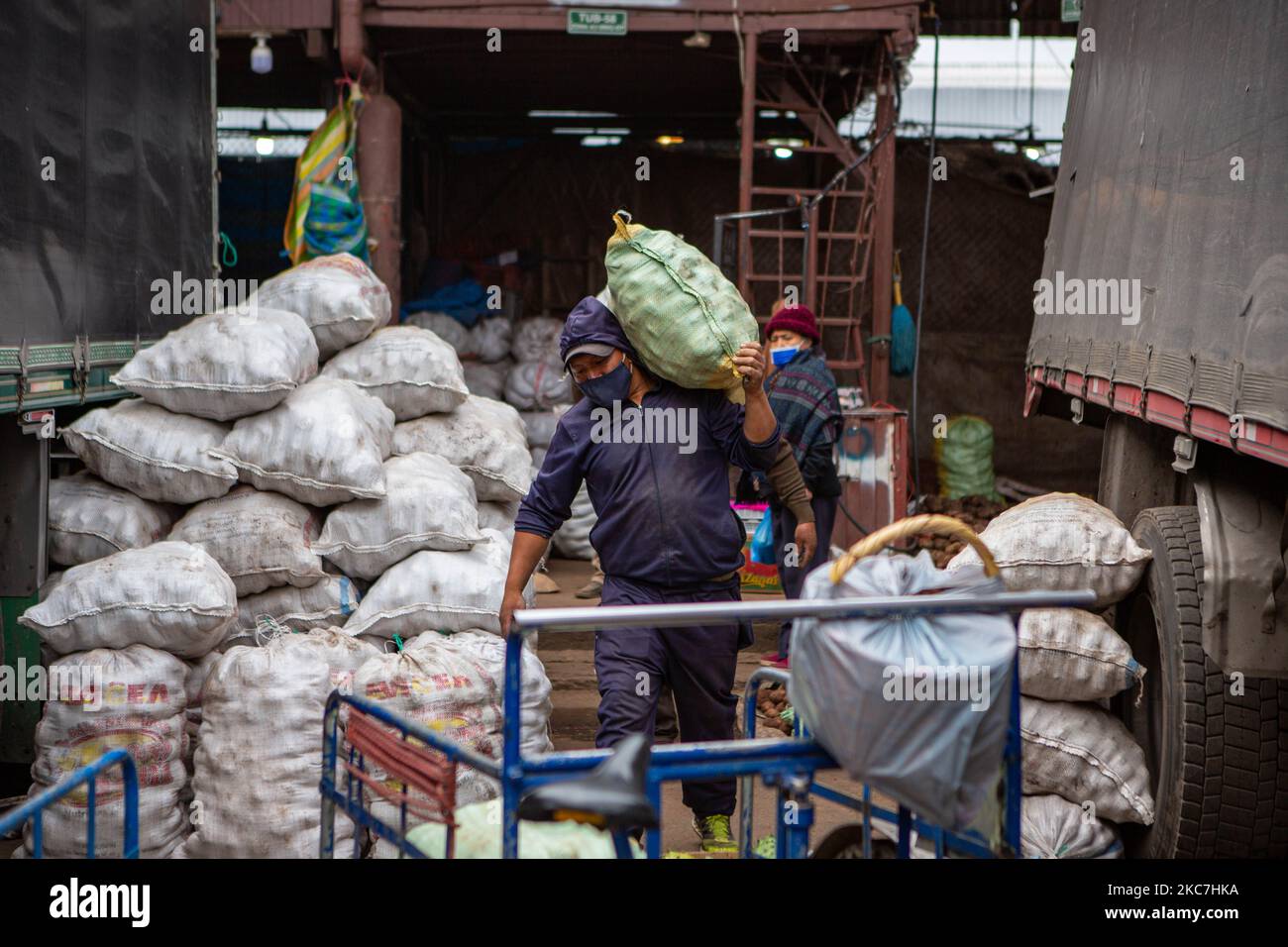 En el Mercado Mayorista de Quito varios trabajadores despachan productos a los primero compradores de la manana. On January 15, 2021 in Quito, Ecuador. (Photo by Rafael Rodriguez/NurPhoto) Stock Photo