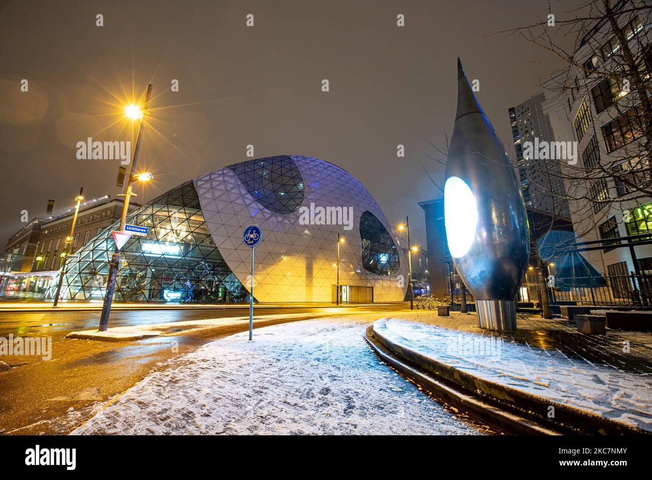 De Blob during the snowfall, a building designed by the Italian architect Massimiliano Fuksas, Night long exposure photography images of snow-covered and illuminated with city lights Eindhoven city center after the snowfall. Daily life in the Netherlands with the first snowfall of the year covering almost everything the cold weather shows subzero temperature. The chilly condition with snow and ice changed soon according to the forecast, the freezing condition will not last more than a day. Eindhoven, the Netherlands on January 16, 2020 (Photo by Nicolas Economou/NurPhoto) Stock Photo