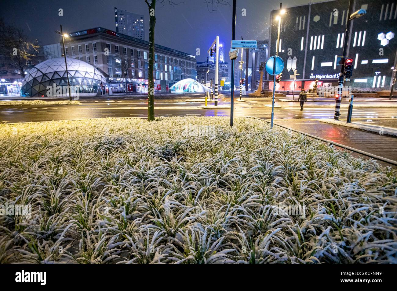 Night long exposure photography images of snow-covered and illuminated with city lights Eindhoven city center after the snowfall. Daily life in the Netherlands with the first snowfall of the year covering almost everything the cold weather shows subzero temperature. The chilly condition with snow and ice changed soon according to the forecast, the freezing condition will not last more than a day. Eindhoven, the Netherlands on January 16, 2020 (Photo by Nicolas Economou/NurPhoto) Stock Photo