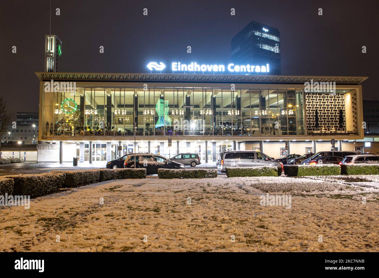Eindhoven Centraal, the centra train station of the city with the inscription on top of it and the statue of Philips in front of the building as seen during the snowfall. Night long exposure photography images of snow-covered and illuminated with city lights Eindhoven city center after the snowfall. Daily life in the Netherlands with the first snowfall of the year covering almost everything the cold weather shows subzero temperature. The chilly condition with snow and ice changed soon according to the forecast, the freezing condition will not last more than a day. Eindhoven, the Netherlands on Stock Photo