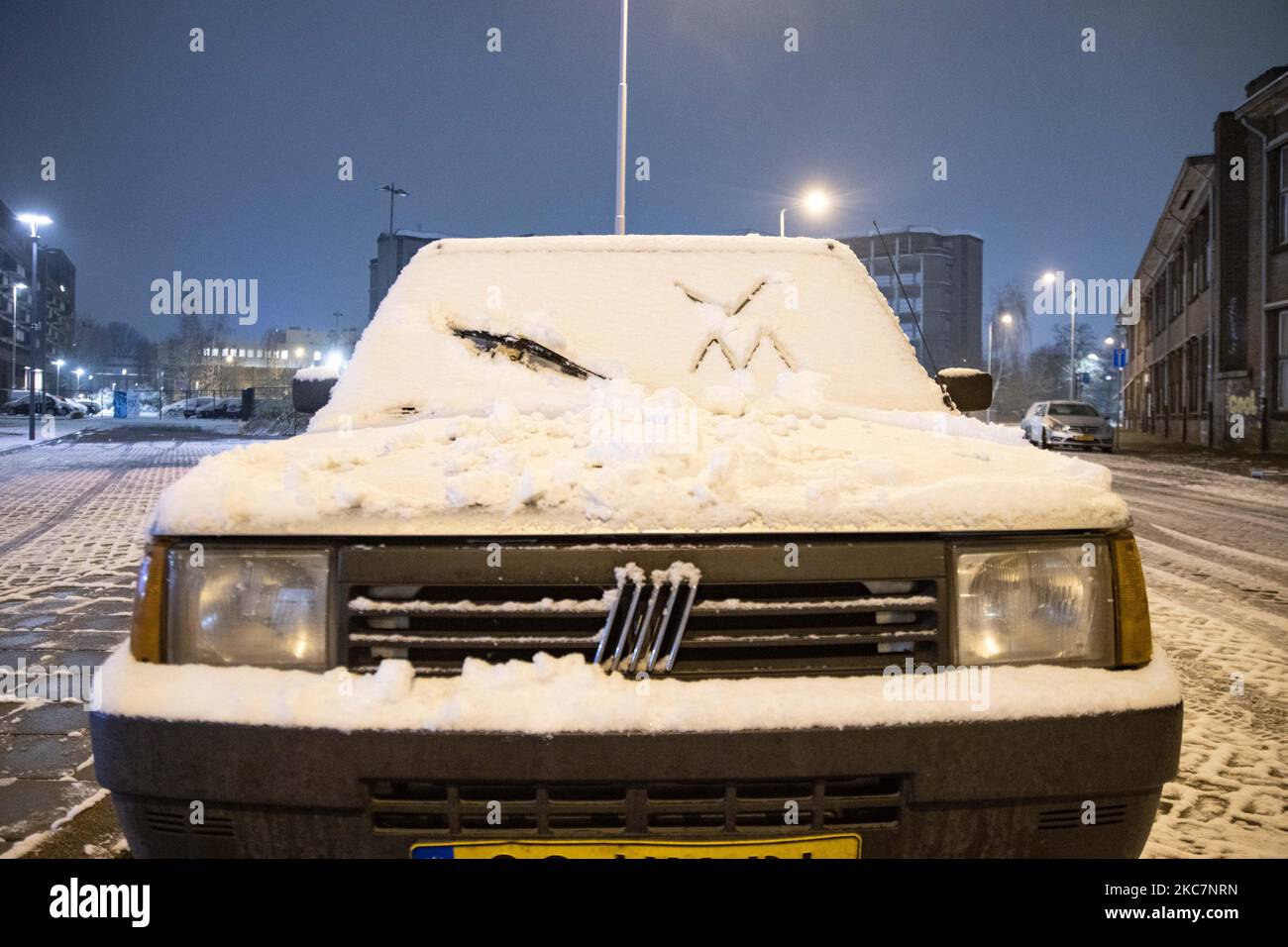Snow covered cars in Eindhoven. Night long exposure photography images of snow-covered and illuminated with city lights Eindhoven city center after the snowfall. Daily life in the Netherlands with the first snowfall of the year covering almost everything the cold weather shows subzero temperature. The chilly condition with snow and ice changed soon according to the forecast, the freezing condition will not last more than a day. Eindhoven, the Netherlands on January 16, 2020 (Photo by Nicolas Economou/NurPhoto) Stock Photo