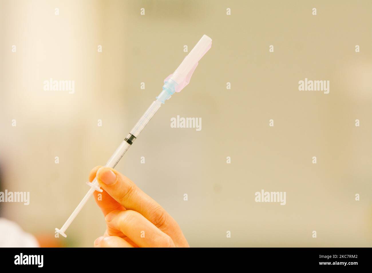 A medical staff shows the moderna vaccine to the media during the vaccine rollout in Essen university hospital on January 18, 2021, in Essen, Germany. (Photo by Ying Tang/NurPhoto) Stock Photo