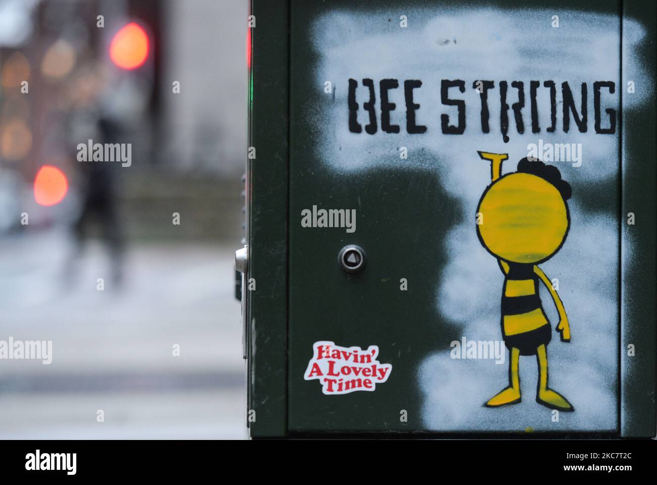 'Bee Strong' graffiti seen in Dublin's center during Level 5 Covid-19 lockdown. The Department of Health reported this evening 2,001 of new Covid-19 cases for the Republic of Ireland and 93 deaths, a new record for a confirmed number of daily deaths. On Tuesday, 19 January, 2021, in Dublin, Ireland. (Photo by Artur Widak/NurPhoto) Stock Photo