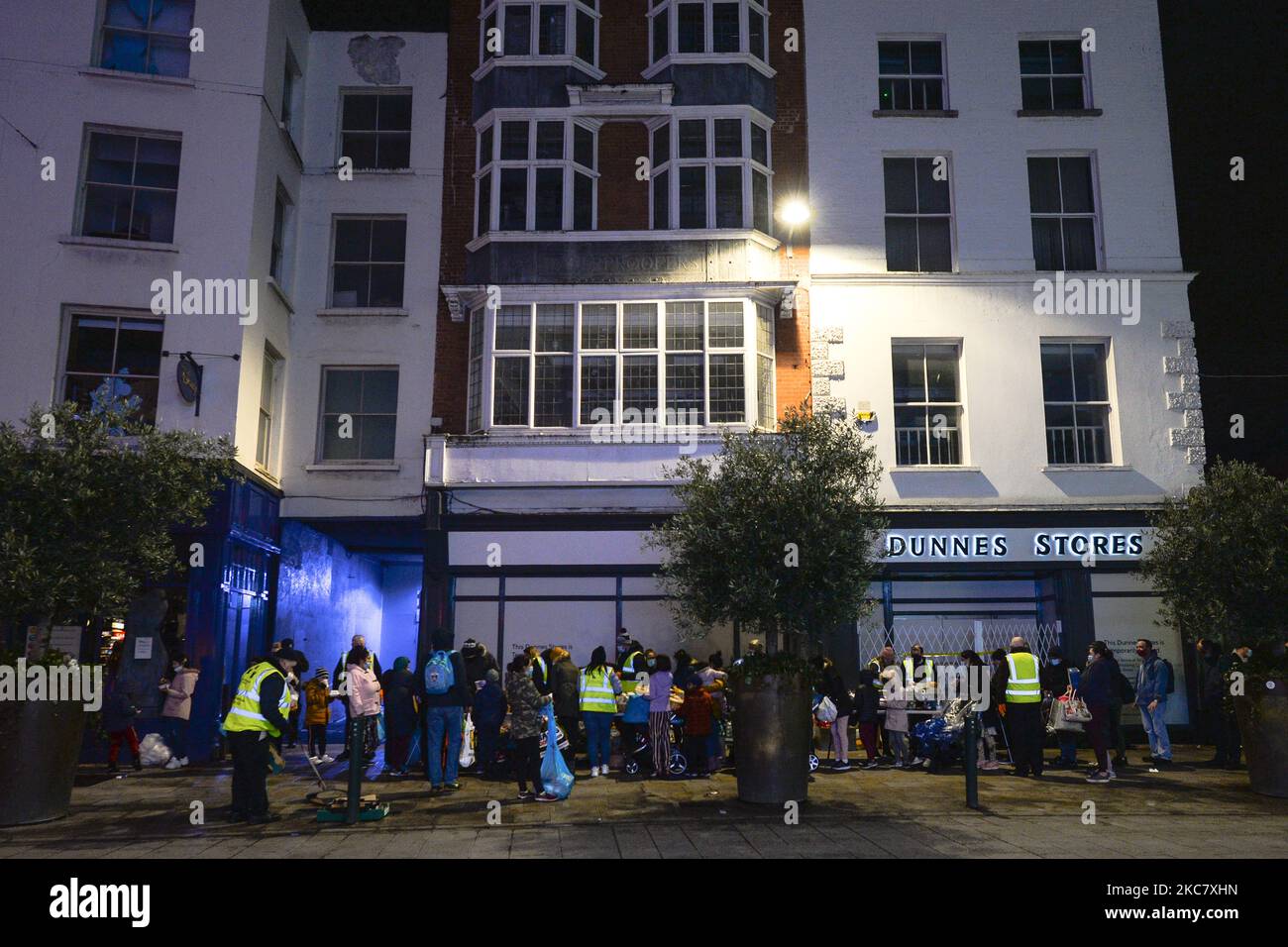 People in need line up waiting for food and warm clothes outside a closed Dunnes Stores during Level 5 Covid-19 lockdown. Every Wednesday night in Grafton Street, Dublin, a group of volunteers from the Homeless Mobile Run gives out hot meals, drinks, treats, clothes and toiletries to those in need. On Wednesday, 20 January, 2021, in Dublin, Ireland. (Photo by Artur Widak/NurPhoto) Stock Photo