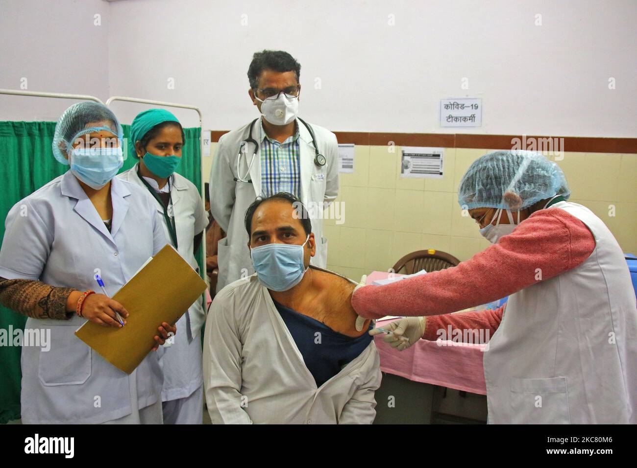 A medic administers the first dose of Covishield vaccine on a frontline worker during the countrywide inoculation drive, at Zanana Hospital in Jaipur,Rajasthan, India, Friday, Jan. 22, 2021.(Photo By Vishal Bhatnagar/NurPhoto) (Photo by Vishal Bhatnagar/NurPhoto) Stock Photo