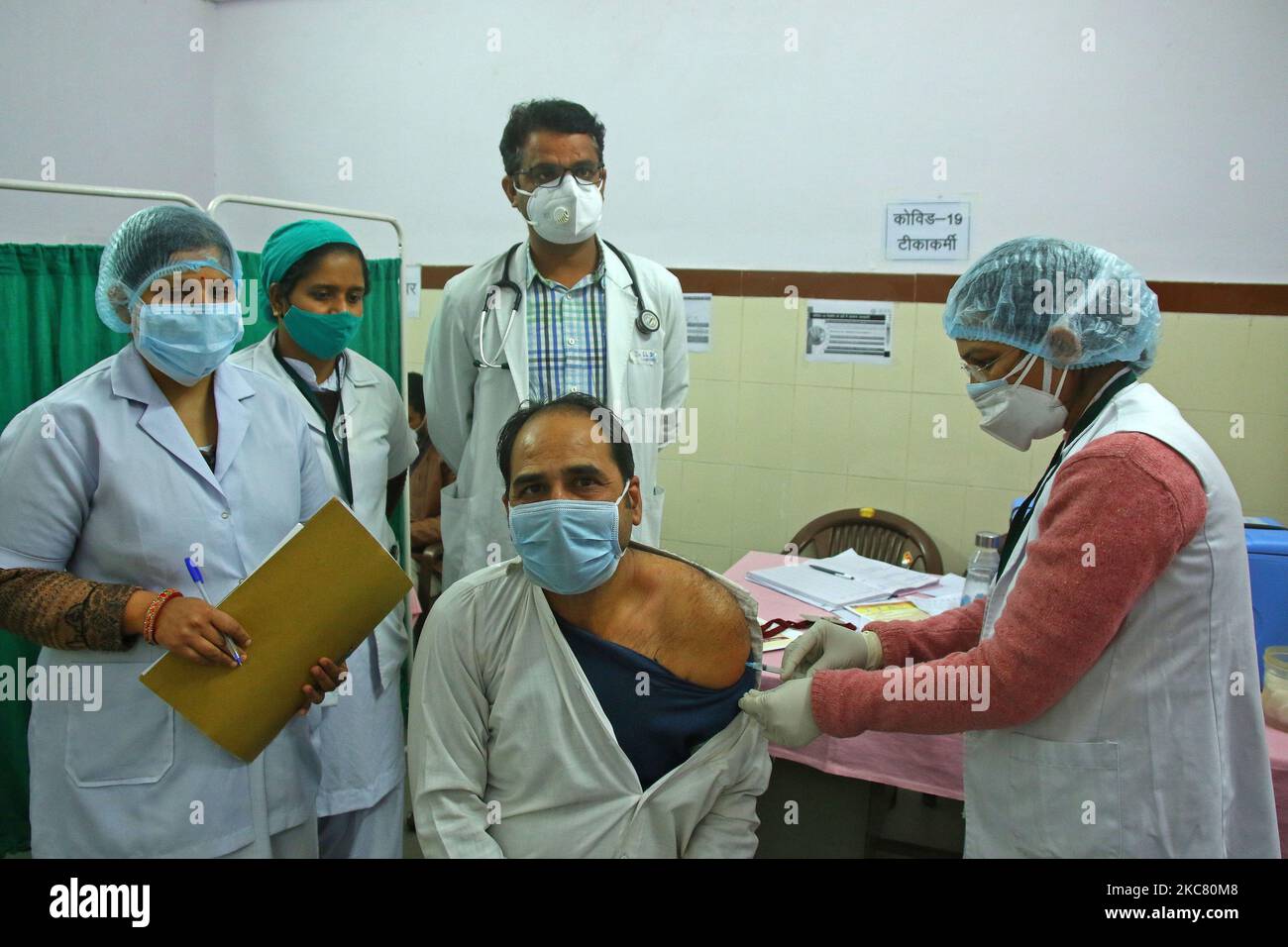 A medic administers the first dose of Covishield vaccine on a frontline worker during the countrywide inoculation drive, at Zanana Hospital in Jaipur,Rajasthan, India, Friday, Jan. 22, 2021.(Photo By Vishal Bhatnagar/NurPhoto) (Photo by Vishal Bhatnagar/NurPhoto) Stock Photo