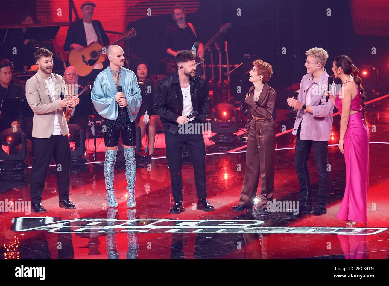 Berlin, Germany. 04th Nov, 2022. Julian Pförtner (l-r), Basti Schmidt, Calum Scott, Anny Ogrezeanu, Tammo Förster and Melissa Khalaj perform at the finale of the casting show 'The Voice of Germany' at Studio Adlershof. Credit: Gerald Matzka/dpa/Alamy Live News Stock Photo