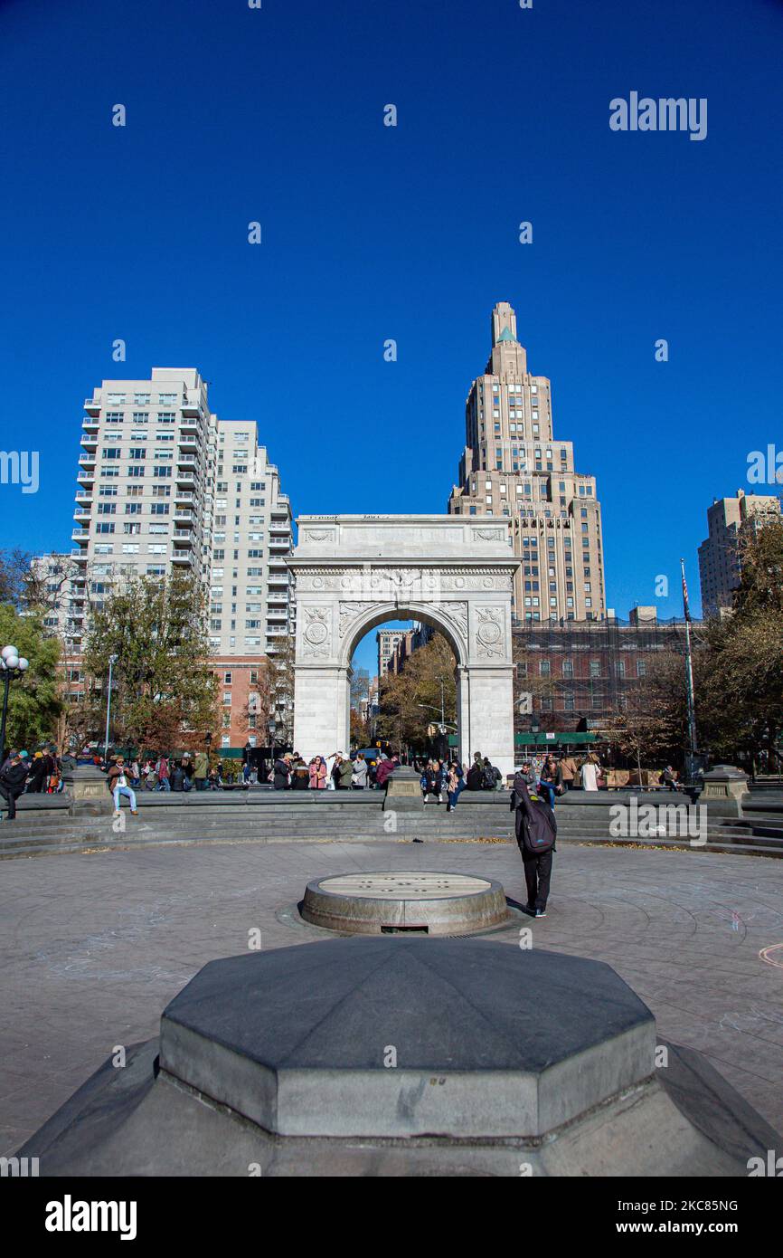 Washington Square Arch, officially the Washington Arch a marble Roman triumphal arch in Washington Square Park in the Greenwich Village neighborhood of Lower Manhattan in New York City. Designed by architect Stanford White in 1892, it commemorates the centennial of George Washington's 1789 inauguration as President of the United States and forms the southern terminus of Fifth Avenue. The arch has G. Washington as Commander in Chief and as President. Sculptures were made from Frederick MacMonnies, Philip Martiny, Hermon A.. MacNeil and Alexander Stirling Calder made by Tuckahoe marble. NYC, USA Stock Photo