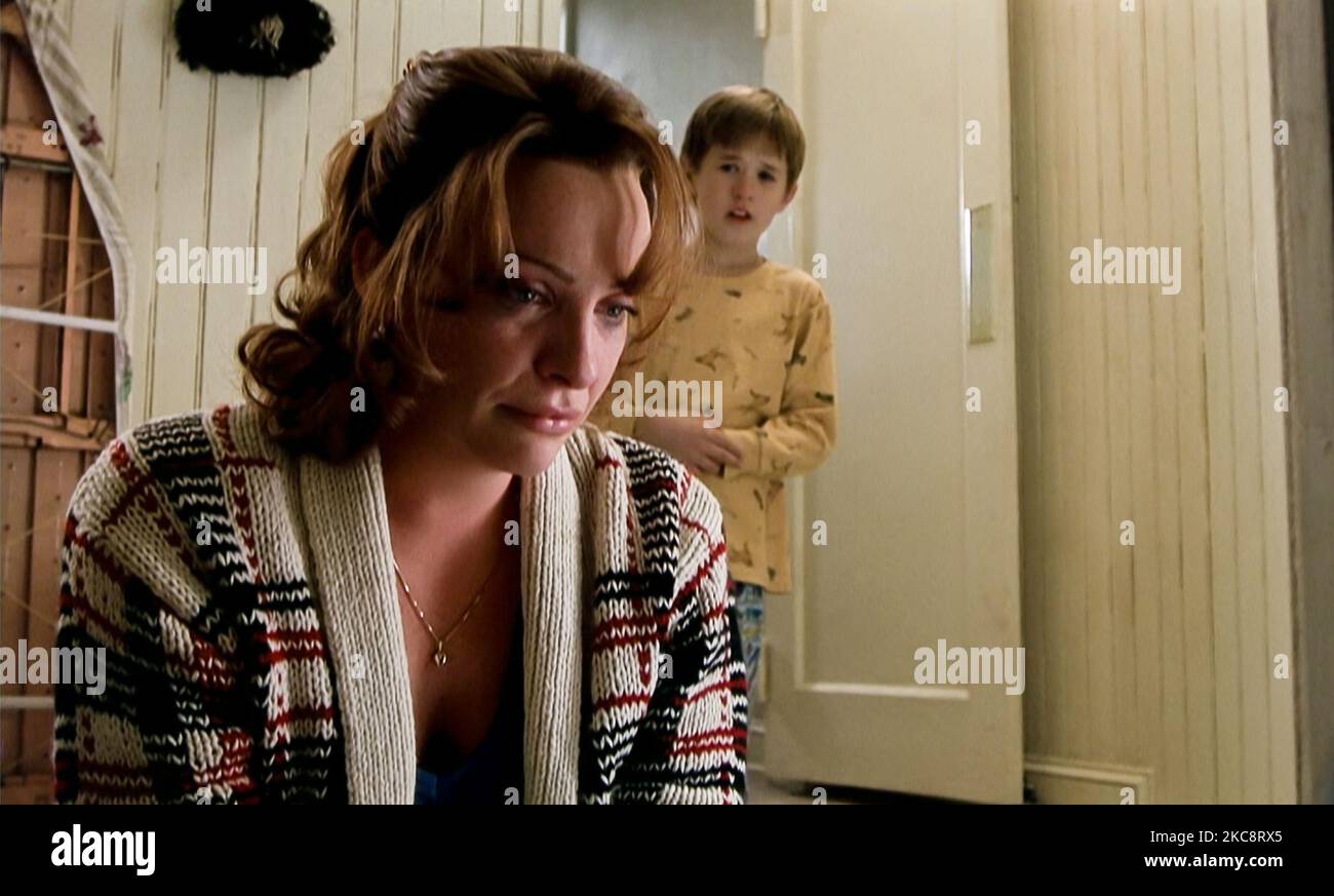 usa-toni-collette-and-haley-joel-osment-in-a-scene-from-the-c-buena