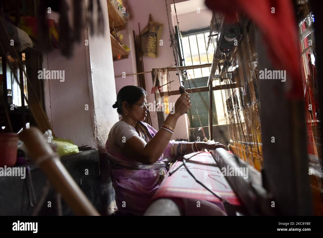 A woman makes Tant sari in Dwarhatta, Hoogly District, West Bengal