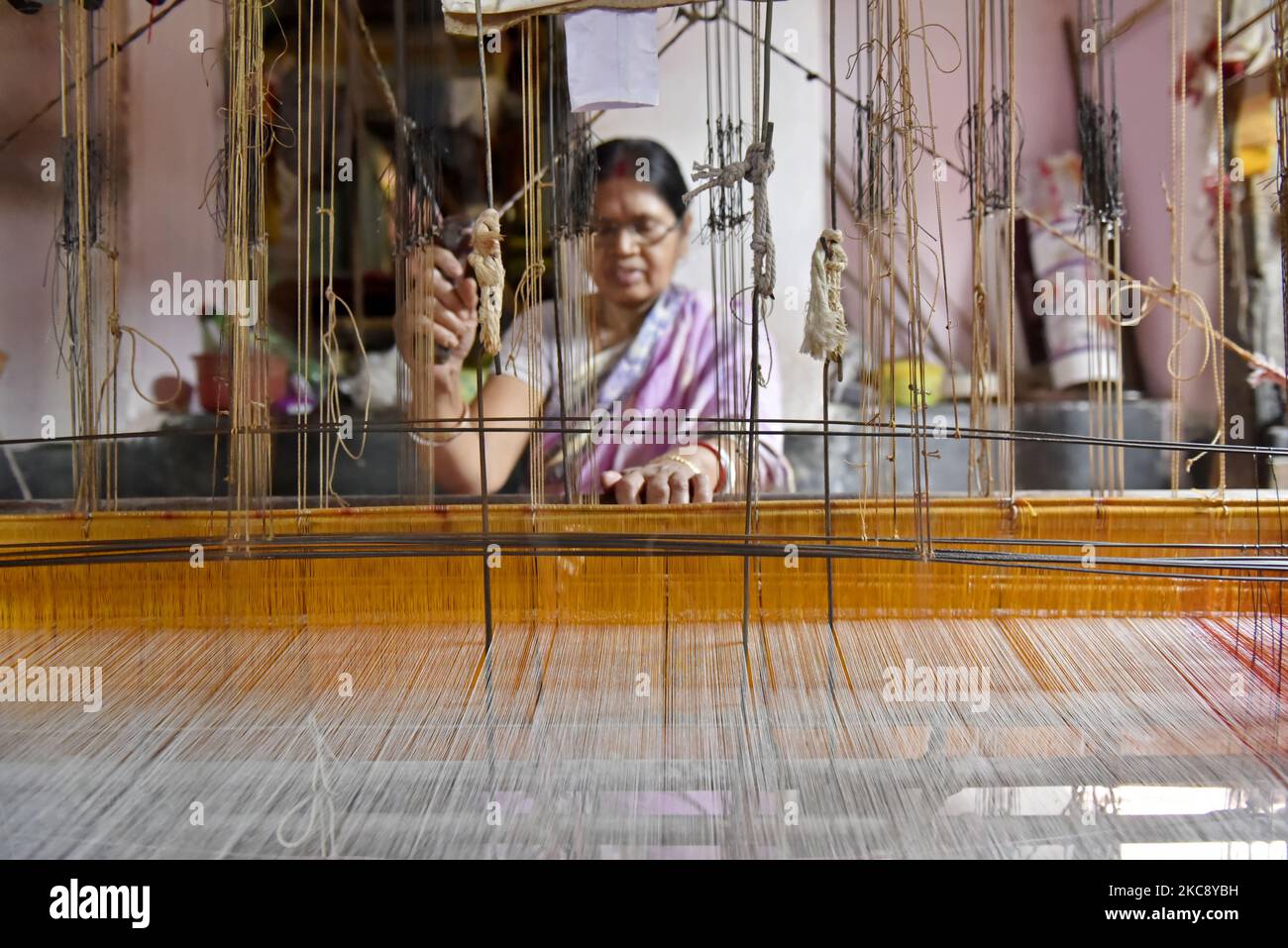 A woman makes Tant sari in Dwarhatta, Hoogly District, West Bengal