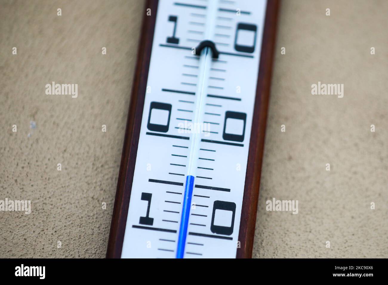 https://c8.alamy.com/comp/2KC90X6/a-thermometer-at-the-main-square-shows-4c-in-krakow-poland-on-february-8-2021-photo-by-beata-zawrzelnurphoto-2KC90X6.jpg