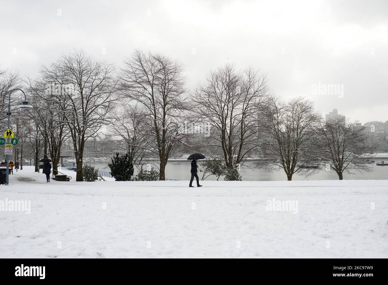 Night of heavy snowfall hi-res stock photography and images - Alamy