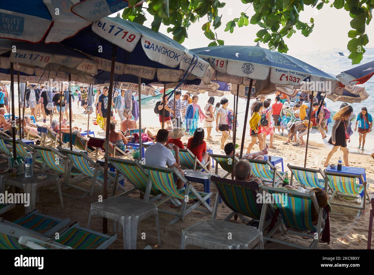 City beach crowded visitors hi-res stock photography and images - Alamy