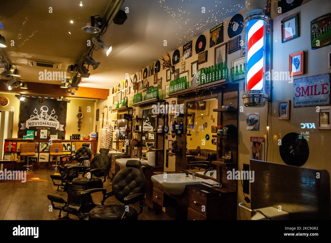 Hairdressers closed hi-res stock photography and images - Alamy
