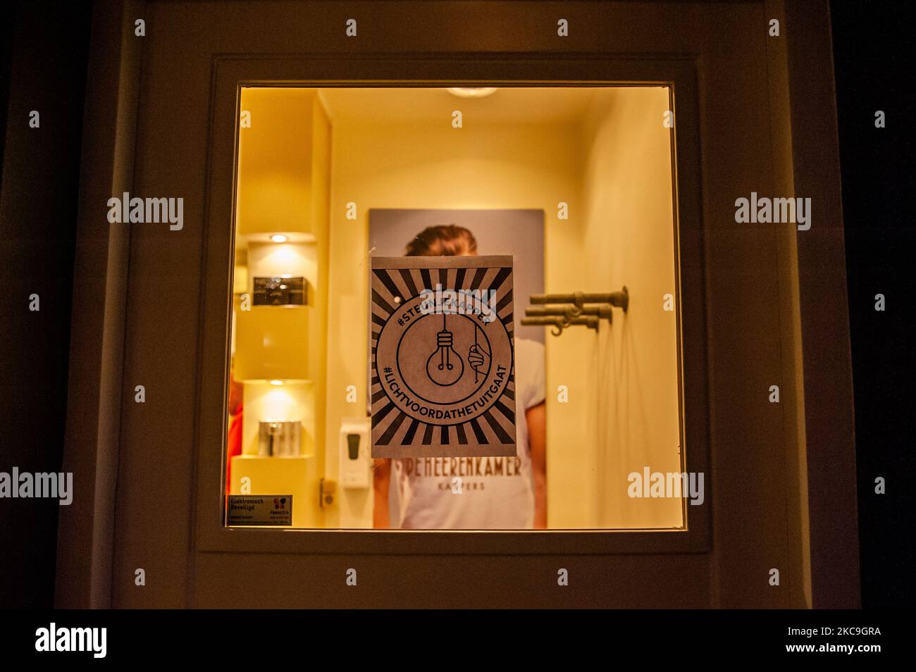 Hairdressers closed hi-res stock photography and images - Alamy Hairdressers closed hi-res stock photography and images - Alamy